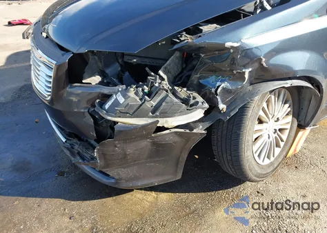 2014 Chrysler Town & Country Touring-L z USA, uszkodzony, nr VIN 2C4RC1CG5ER460572